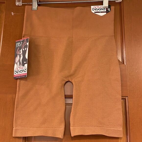 𝅺NWT Beyond Active shorts in the color rosebud. - Picture 3 of 9
